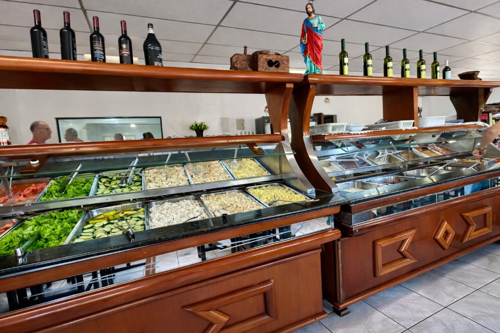 Buffet com saladas, massas e pratos quentes