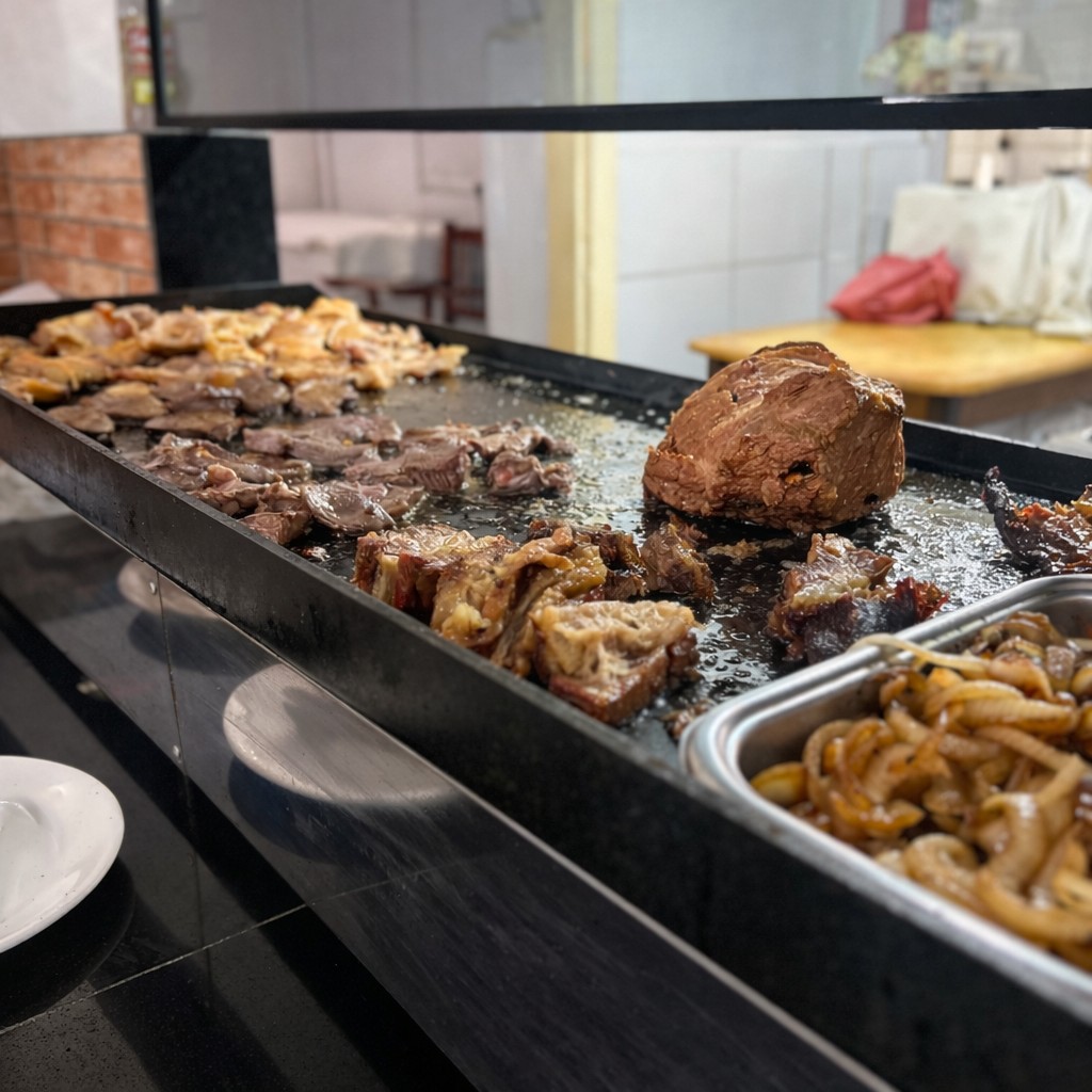 Carnes na chapa quente no buffet da Churrascaria Beber