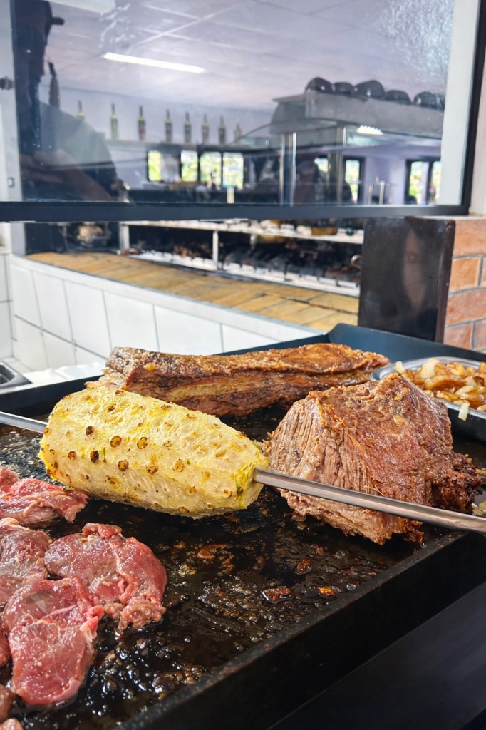 Cozinha com carnes e preparo na chapa